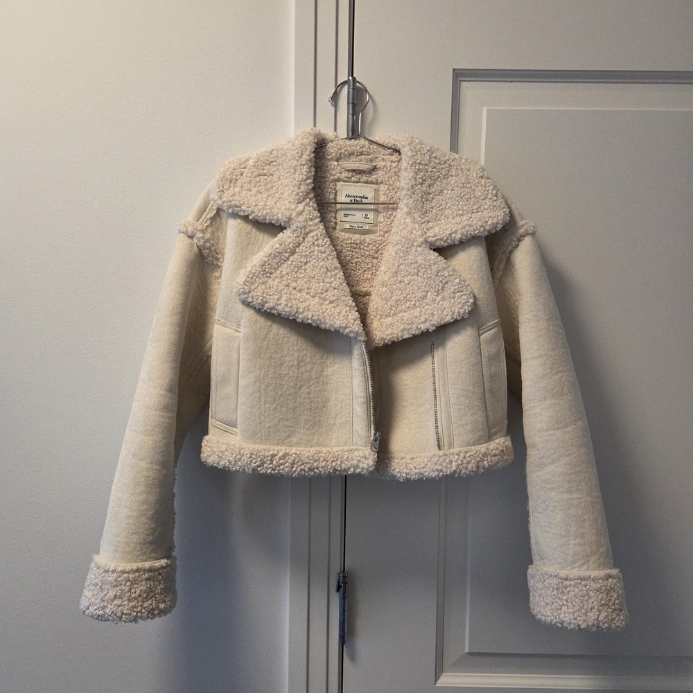 Abercrombie & Fitch Cream Cropped Vegan Suede Shearling Jacket